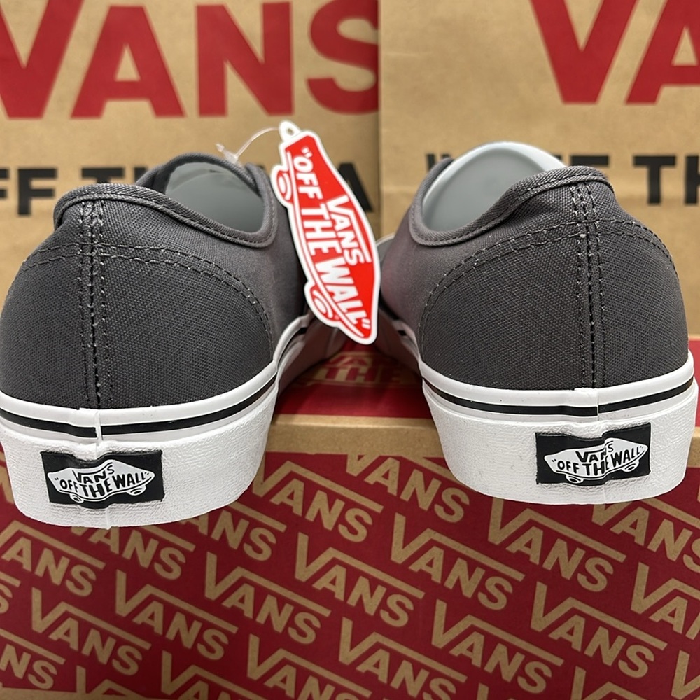 Vans Men’s Authentic Pewter/Black
VN000JRAPBQ
Sneakers - Picture 14 of 16